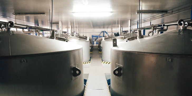 Jedinečný pobyt v Hniezdnom: apartmány vo vidieckom štýle, možnosť prehliadky Nestville Distillery a degustácie