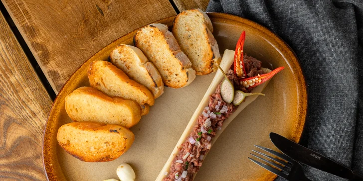 Burger s hranolčekmi alebo Tatarák s nápojom na Vysokej