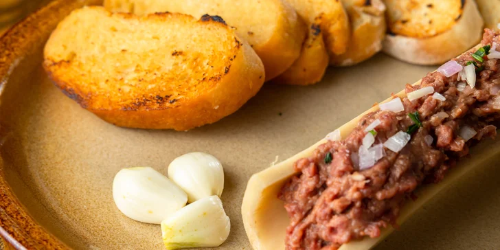 Burger s hranolčekmi alebo Tatarák s nápojom na Vysokej