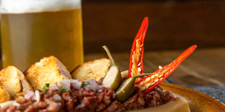 Burger s hranolčekmi alebo Tatarák s nápojom na Vysokej
