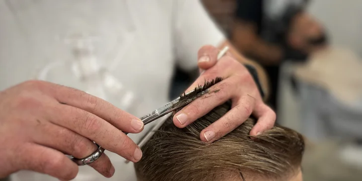 Strih alebo úprava brady v tradičnom men's only holičstve Barber family
