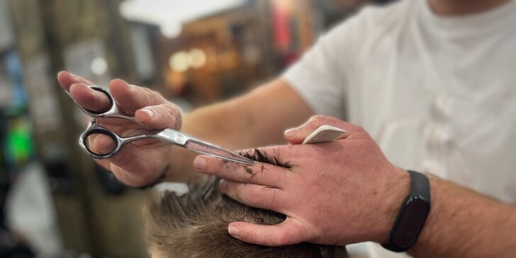 Strih alebo úprava brady v tradičnom men's only holičstve Barber family