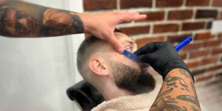 Strih alebo úprava brady v tradičnom men's only holičstve Barber family