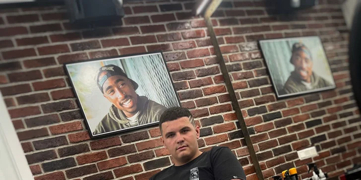 Strih alebo úprava brady v tradičnom men's only holičstve Barber family