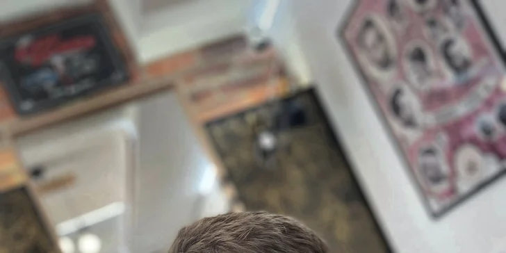 Strih alebo úprava brady v tradičnom men's only holičstve Barber family