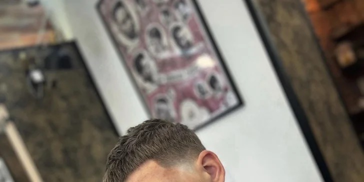 Strih alebo úprava brady v tradičnom men's only holičstve Barber family