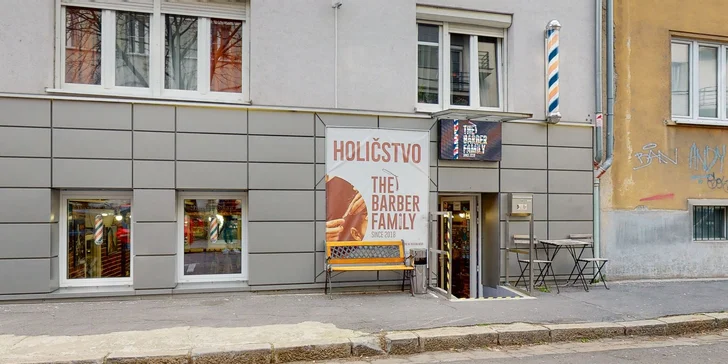 Strih alebo úprava brady v tradičnom men's only holičstve Barber family