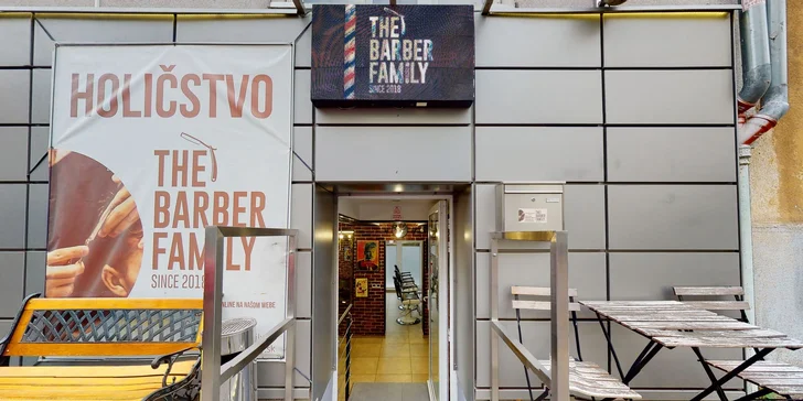 Strih alebo úprava brady v tradičnom men's only holičstve Barber family