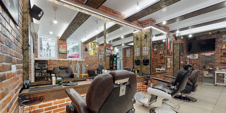 Strih alebo úprava brady v tradičnom men's only holičstve Barber family