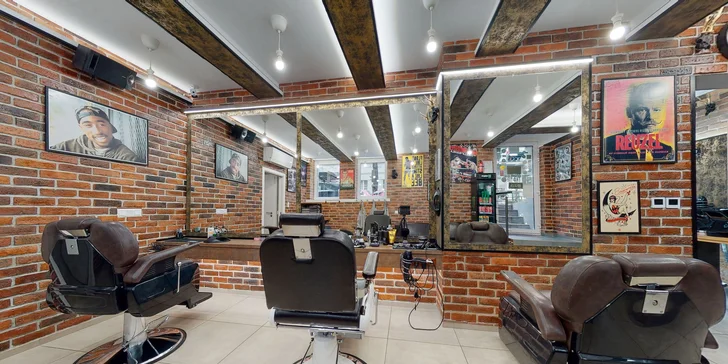 Strih alebo úprava brady v tradičnom men's only holičstve Barber family