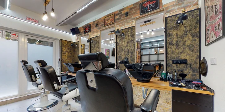 Strih alebo úprava brady v tradičnom men's only holičstve Barber family