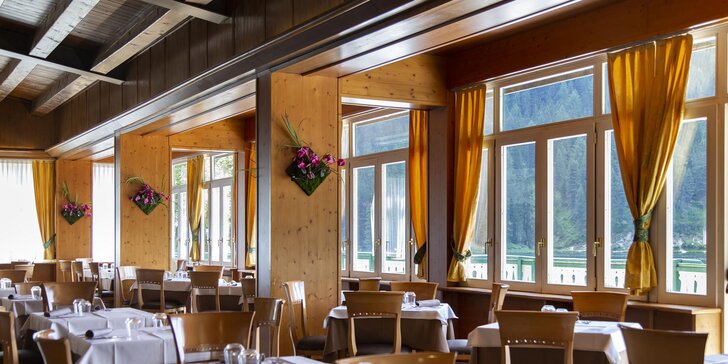 Zimná dovolenka v Dolomitoch: 4 * hotel s polpenziou a bazénom, skiareál Cortina, 2 deti zdarma