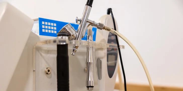 FACE CLEAN: Diamantová mikrodermabrázia a kyslíková terapia krku a dekoltu alebo celej tváre