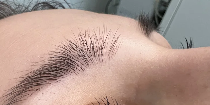 Lash filler, laminácia alebo farbenie obočia hennou