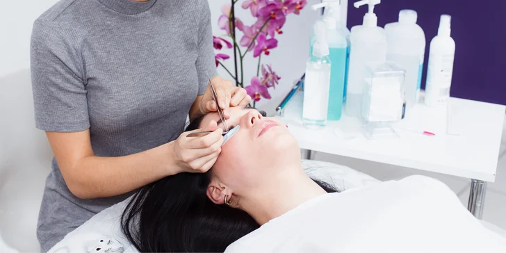 Lash filler, laminácia alebo farbenie obočia hennou