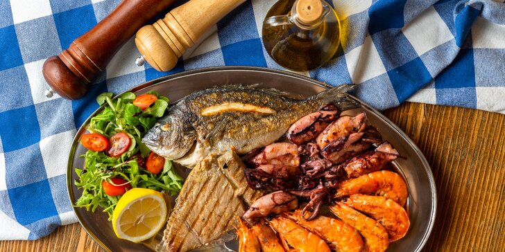 Doska plná chorvátskych špecialít s mäsom alebo rybami
