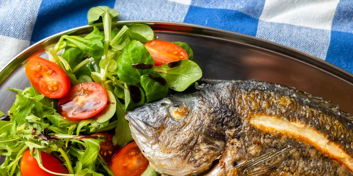 Doska plná chorvátskych špecialít s mäsom alebo rybami