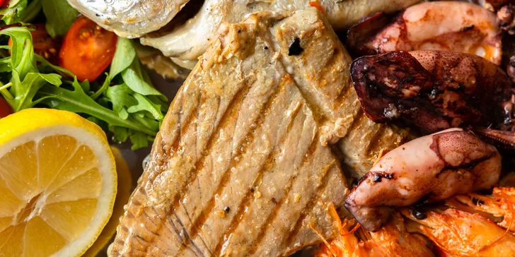 Doska plná chorvátskych špecialít s mäsom alebo rybami
