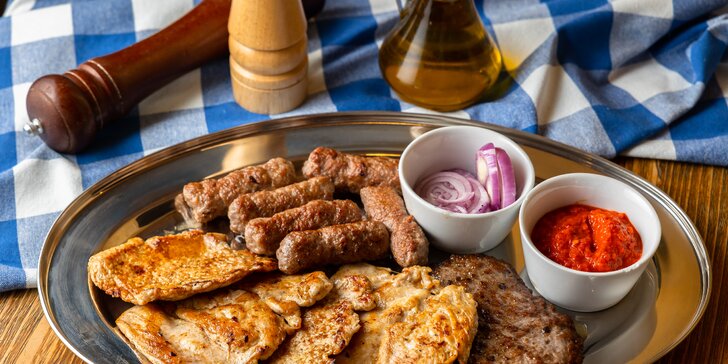 Doska plná chorvátskych špecialít s mäsom alebo rybami