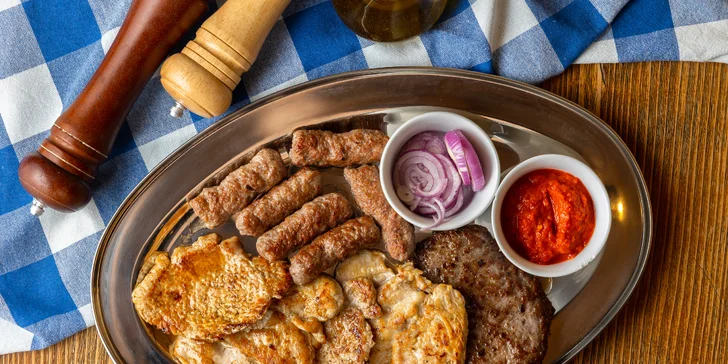 Doska plná chorvátskych špecialít s mäsom alebo rybami