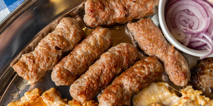 Doska plná chorvátskych špecialít s mäsom alebo rybami
