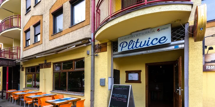 Doska plná chorvátskych špecialít s mäsom alebo rybami