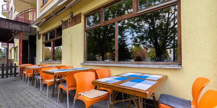 Doska plná chorvátskych špecialít s mäsom alebo rybami
