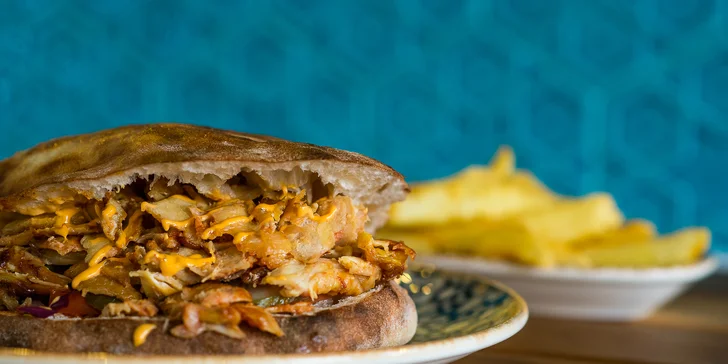 Doner Burger alebo Kebab Tanier s hranolčekmi a nápojom