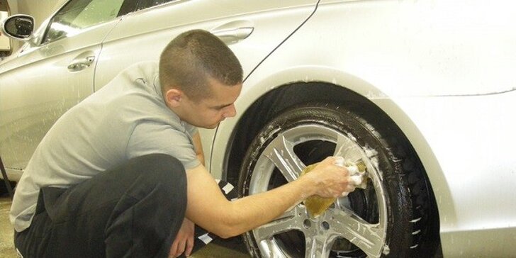 Kompletné umytie a vyčistenie vášho auta s tepovaním a voskovaním