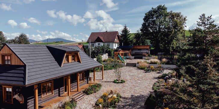 Kúzelný pobyt v lone Oravskej prírody: moderná chalupa pre 8 osôb s privátnym mini wellness a veľkou záhradou