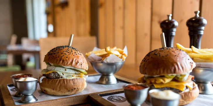 New Cheeseburger alebo Bacon burger s hranolčekmi a omáčkou