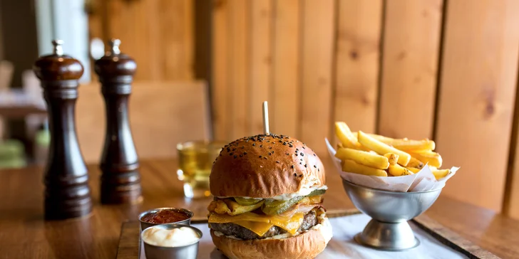 New Cheeseburger alebo Bacon burger s hranolčekmi a omáčkou
