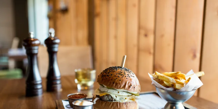 New Cheeseburger alebo Bacon burger s hranolčekmi a omáčkou