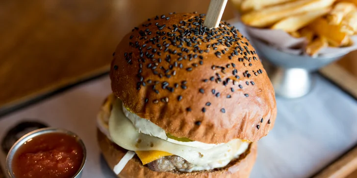New Cheeseburger alebo Bacon burger s hranolčekmi a omáčkou
