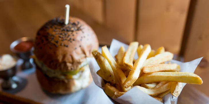 New Cheeseburger alebo Bacon burger s hranolčekmi a omáčkou