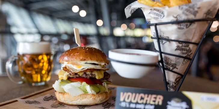 Legendárny polkilový pivárenský burger s hranolčekmi a nápojom + zľava na ďalší konzum