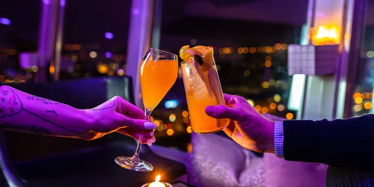 Vyhliadka z veže UFO s miešaným drinkom, fľašou Prosecca alebo tortou