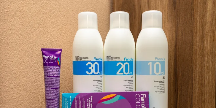Strih s fúkanou a stylingom, farbenie, melír, balayage alebo rekonštrukčná kúra