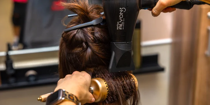 Strih s fúkanou a stylingom, farbenie, melír, balayage alebo rekonštrukčná kúra