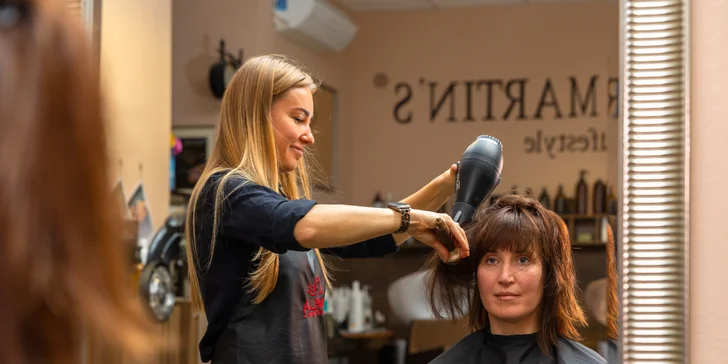 Strih s fúkanou a stylingom, farbenie, melír, balayage alebo rekonštrukčná kúra