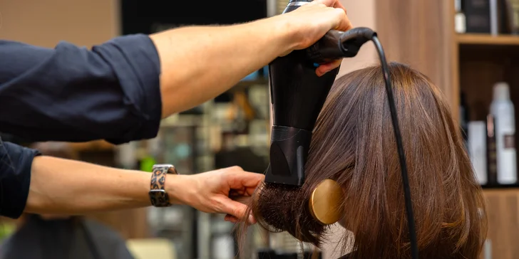 Strih s fúkanou a stylingom, farbenie, melír, balayage alebo rekonštrukčná kúra