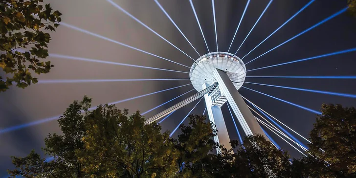 Vyhliadka z veže UFO s miešaným drinkom, fľašou Prosecca alebo zákuskom