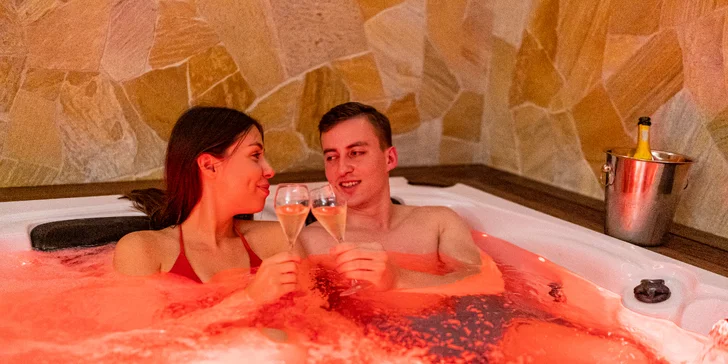 Wellness Zlatý Hýľ: sauny, plavecký & rekreačný bazén aj jacuzzi s výhľadom na les
