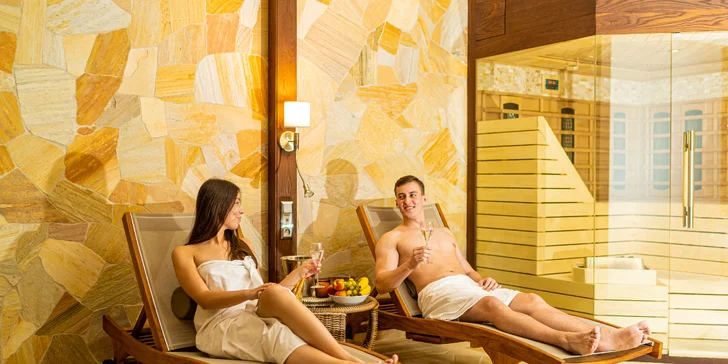 Wellness Zlatý Hýľ: sauny, plavecký & rekreačný bazén aj jacuzzi s výhľadom na les