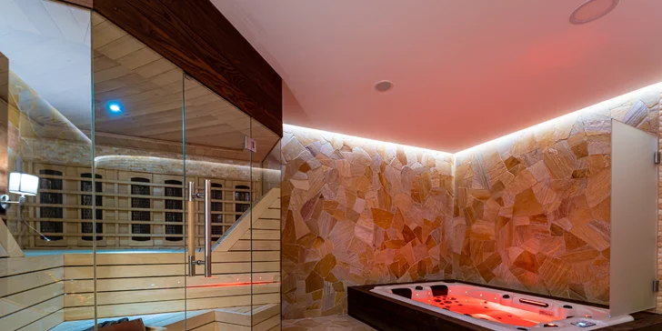 Wellness Zlatý Hýľ: sauny, plavecký & rekreačný bazén aj jacuzzi s výhľadom na les
