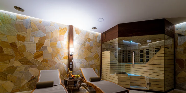Wellness Zlatý Hýľ: sauny, plavecký & rekreačný bazén aj jacuzzi s výhľadom na les
