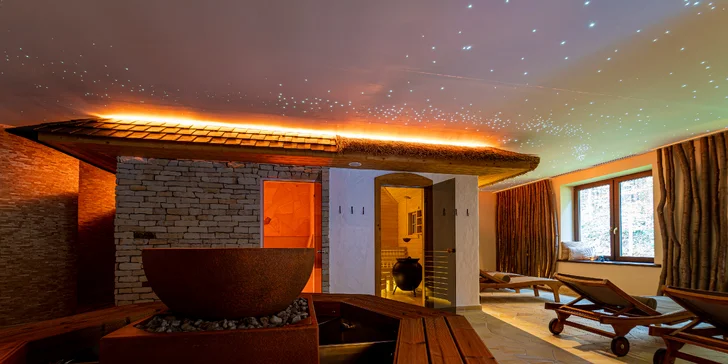 Wellness Zlatý Hýľ: sauny, plavecký & rekreačný bazén aj jacuzzi s výhľadom na les
