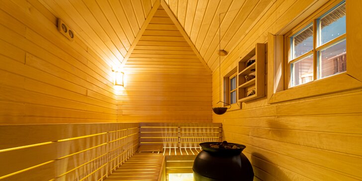 Wellness Zlatý Hýľ: sauny, plavecký & rekreačný bazén aj jacuzzi s výhľadom na les