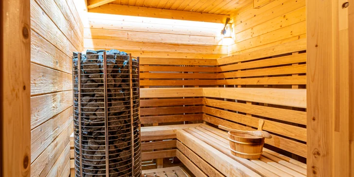 Wellness Zlatý Hýľ: sauny, plavecký & rekreačný bazén aj jacuzzi s výhľadom na les