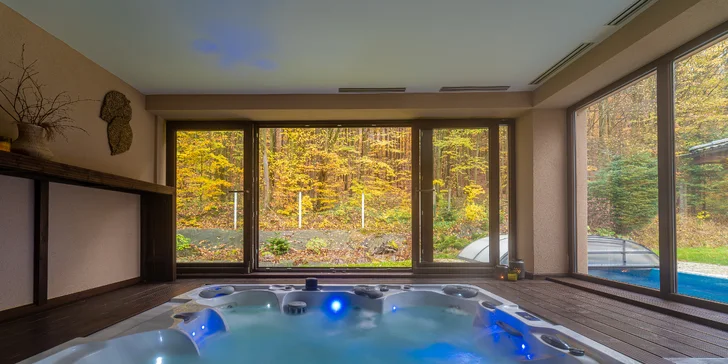 Wellness Zlatý Hýľ: sauny, plavecký & rekreačný bazén aj jacuzzi s výhľadom na les